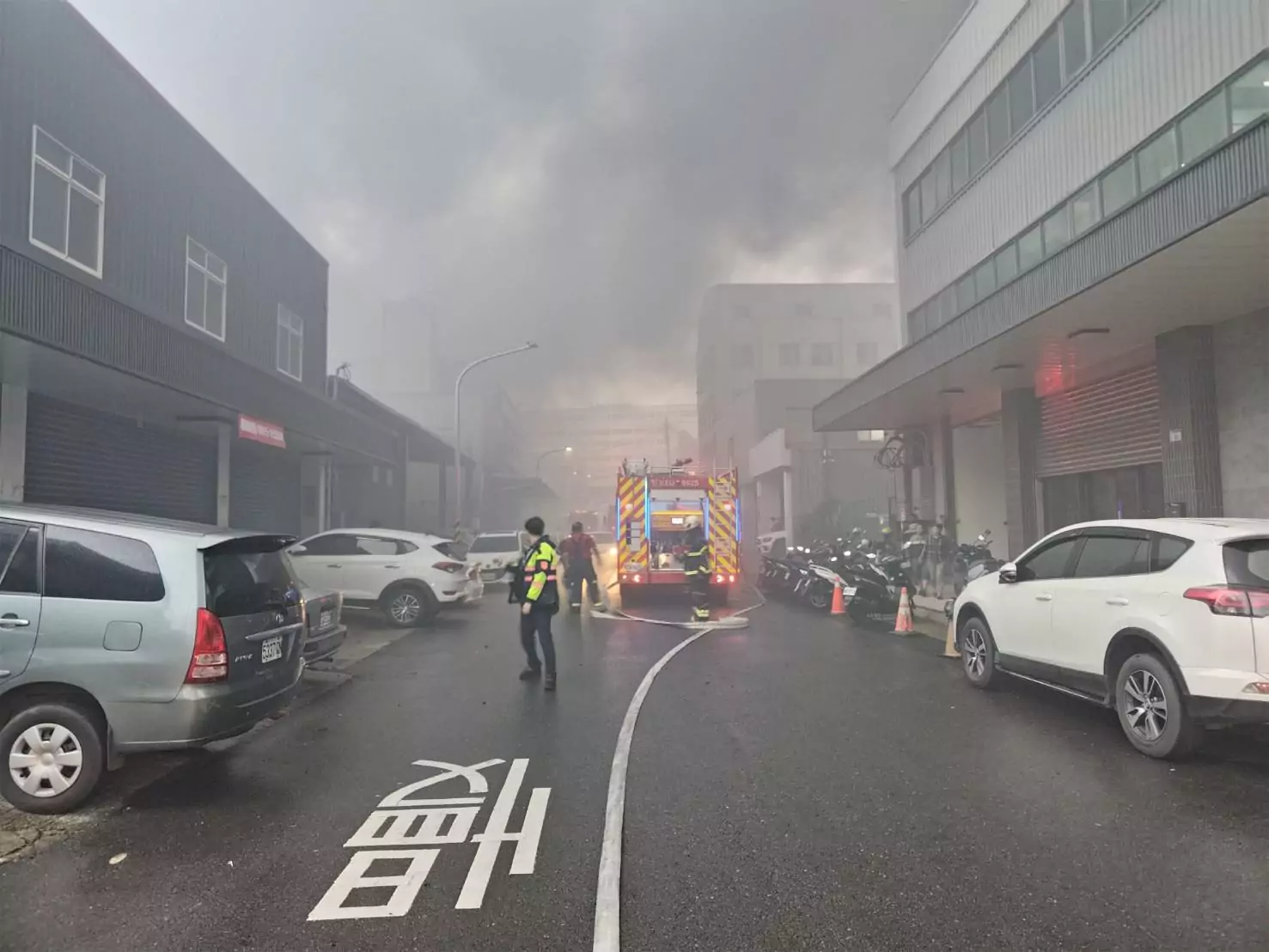【有片】桃園汽車回收廠大火黑煙竄天 1人受傷送醫 45699 0