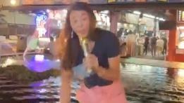 法拉利姐為求打賞闖錦鯉池唱歌 網酸:錢真好賺