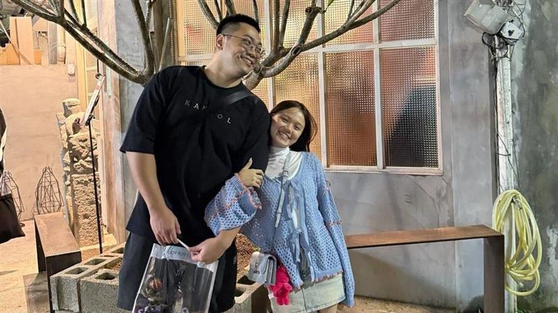 陳彥婷送《獵人》全套卡包 大批網友朝聖