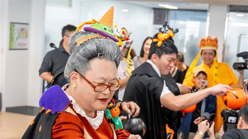 水果奶奶首度化身萬聖節特別版 攜手陳其邁發糖