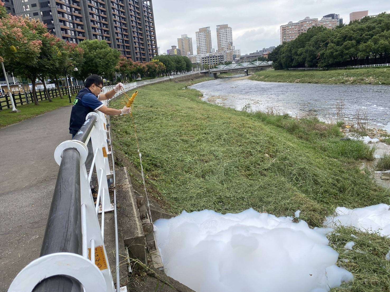 桃園南崁溪「整片白泡泡」竟是因「這件事」惹的禍