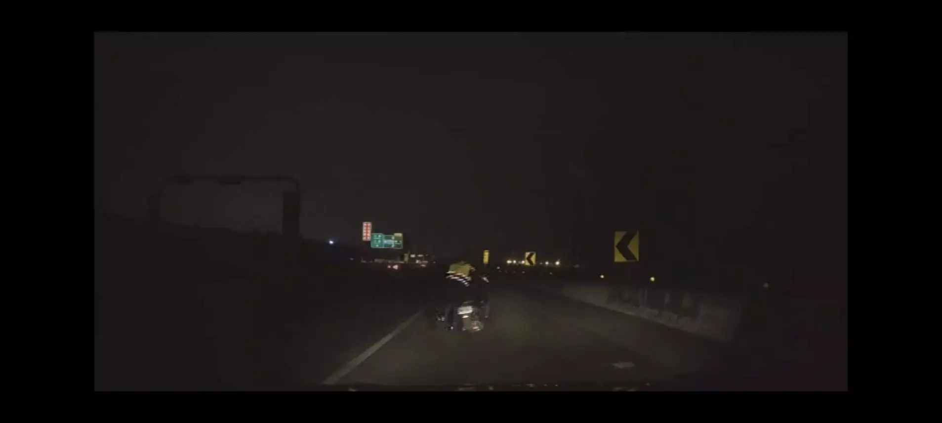 女子颱風夜機車拋錨驚險受困 蘆竹警風雨中及時救援 511441 0