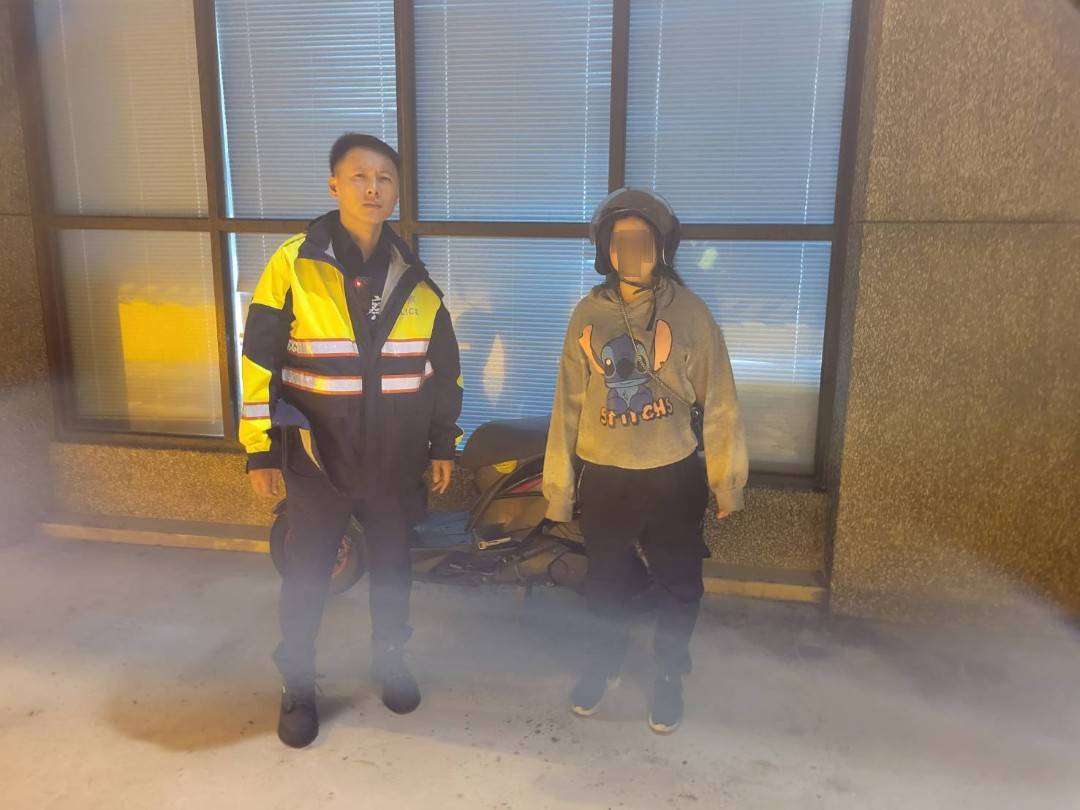 女子颱風夜機車拋錨驚險受困 蘆竹警風雨中及時救援 511447
