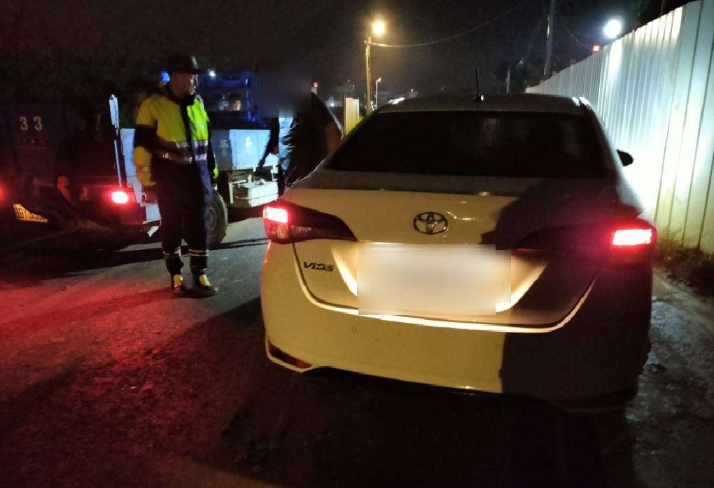 尷尬!自小客卡泥濘動彈不得 蘆竹警助解圍 518633