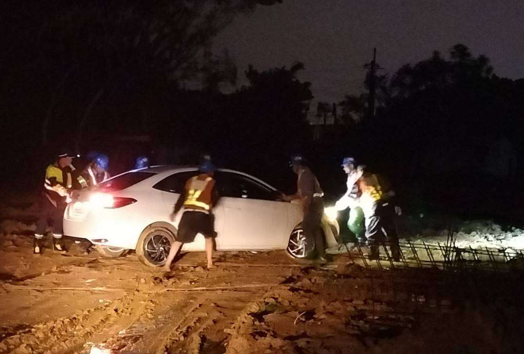 尷尬!自小客卡泥濘動彈不得 蘆竹警助解圍 518634