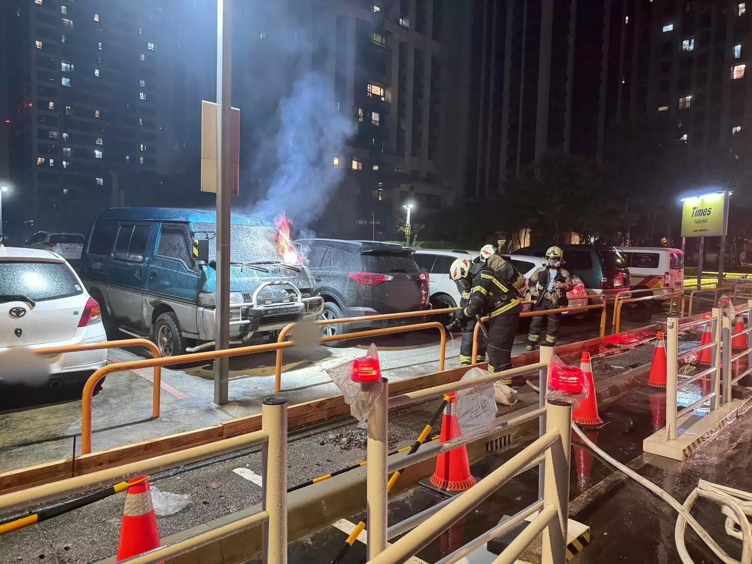 老舊車輛雨天突起火燃燒 八德警民聯手滅火驚險一刻 678218 0