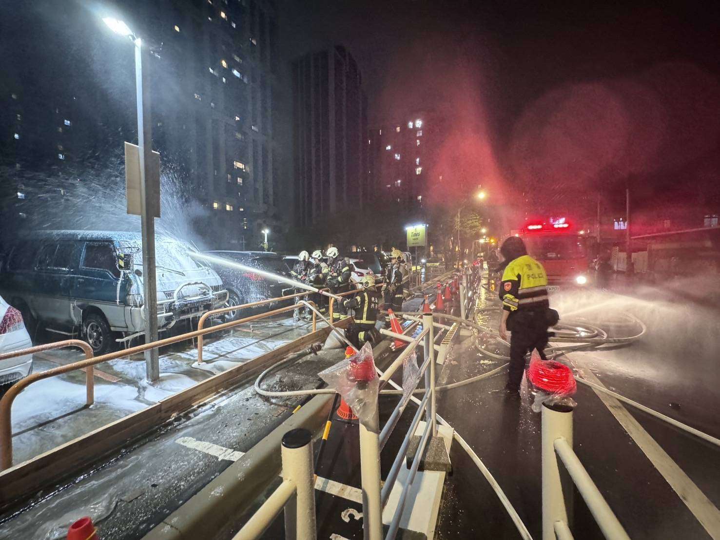 老舊車輛雨天突起火燃燒　八德警民聯手滅火驚險一刻