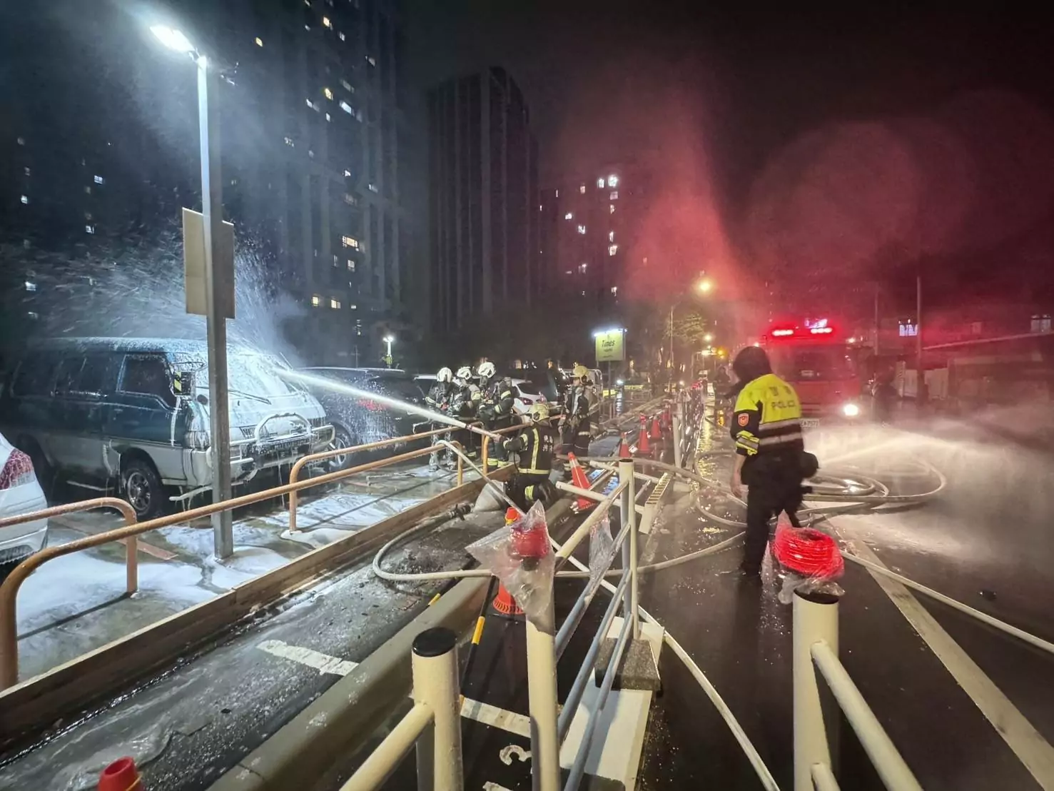 老舊車輛雨天突起火燃燒 八德警民聯手滅火驚險一刻 678220 0