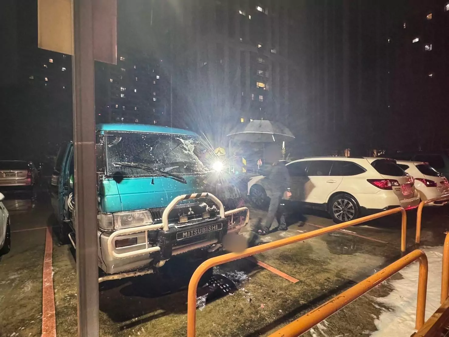 老舊車輛雨天突起火燃燒 八德警民聯手滅火驚險一刻 678221 0