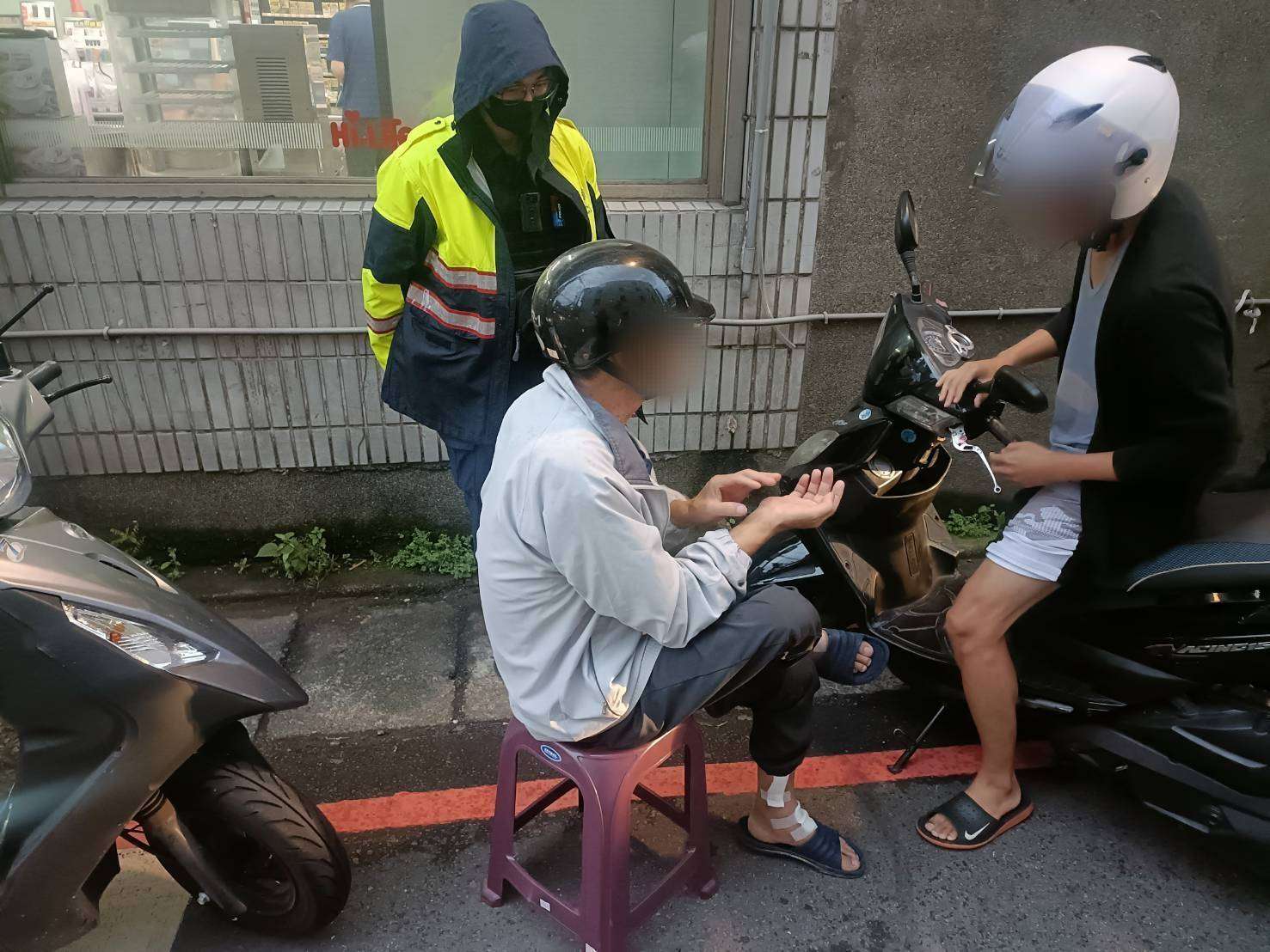 7旬騎士颱風天外出遭吹倒 八德警及時伸援 678859 0