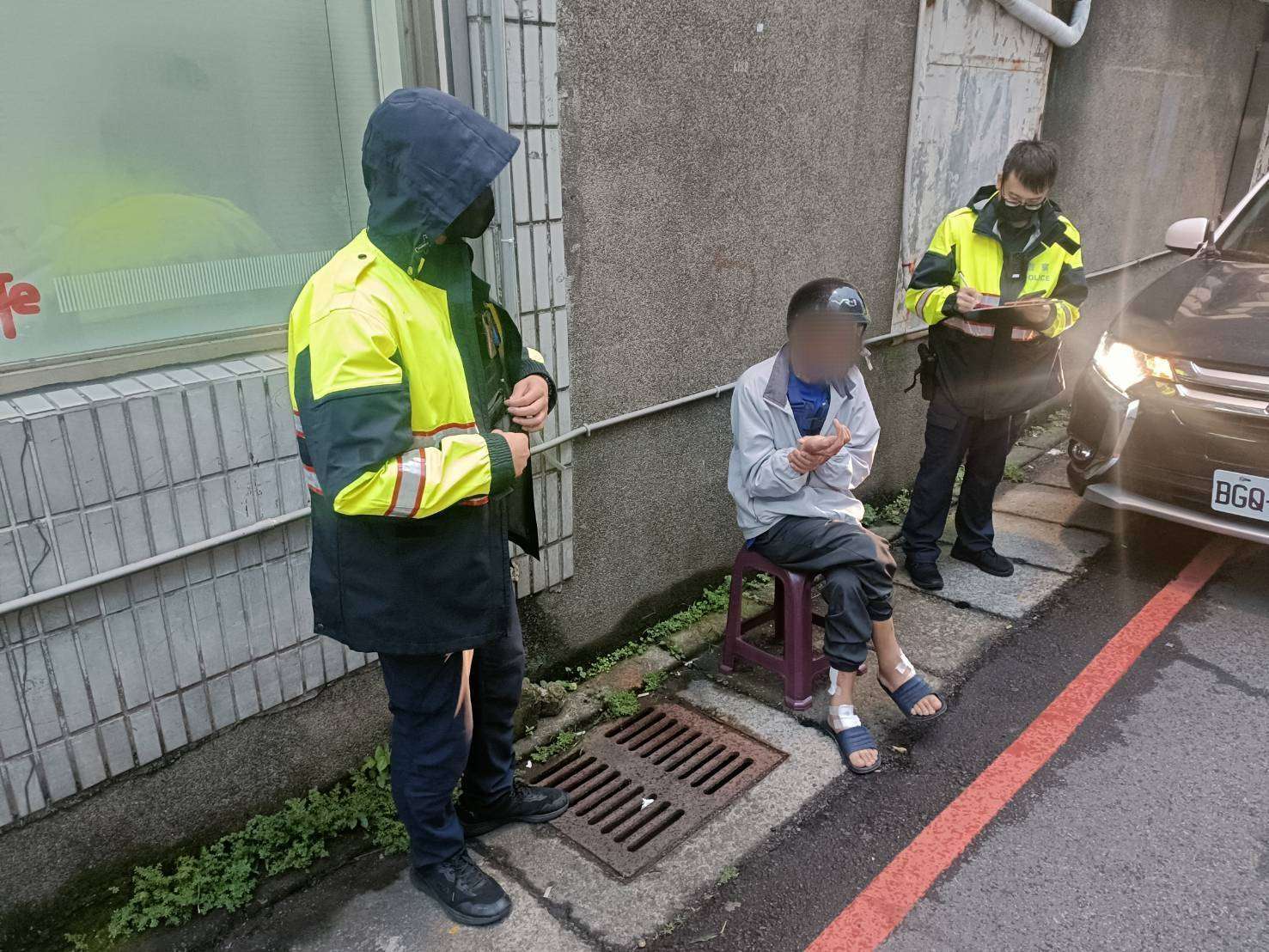 7旬騎士颱風天外出遭吹倒 八德警及時伸援 678860 0