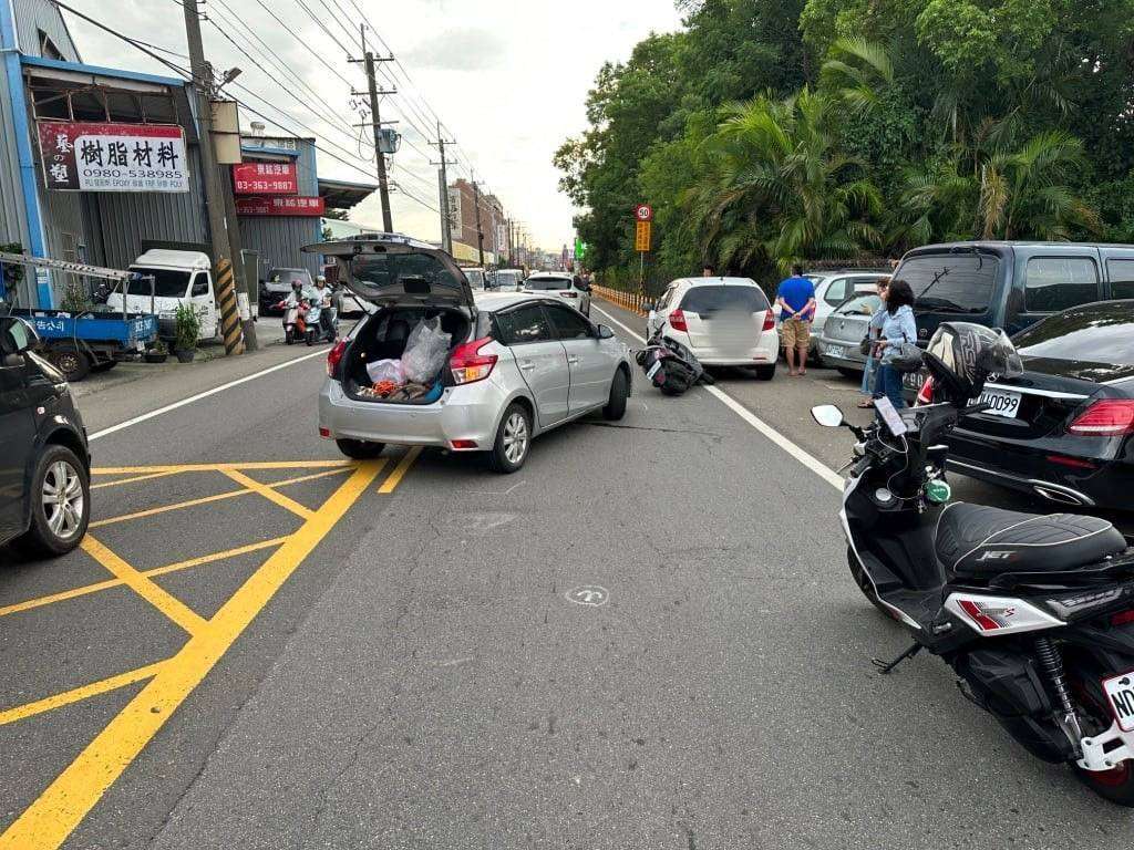 自小客轉彎與直行機車相撞肇責算誰的？網掀2派論戰