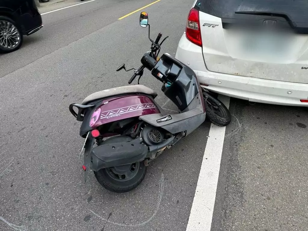 【有片】自小客轉彎與直行機車相撞肇責算誰的?網掀2派論戰 【有片】自小客轉彎與直行機車相撞肇責算誰的?網掀2派論戰