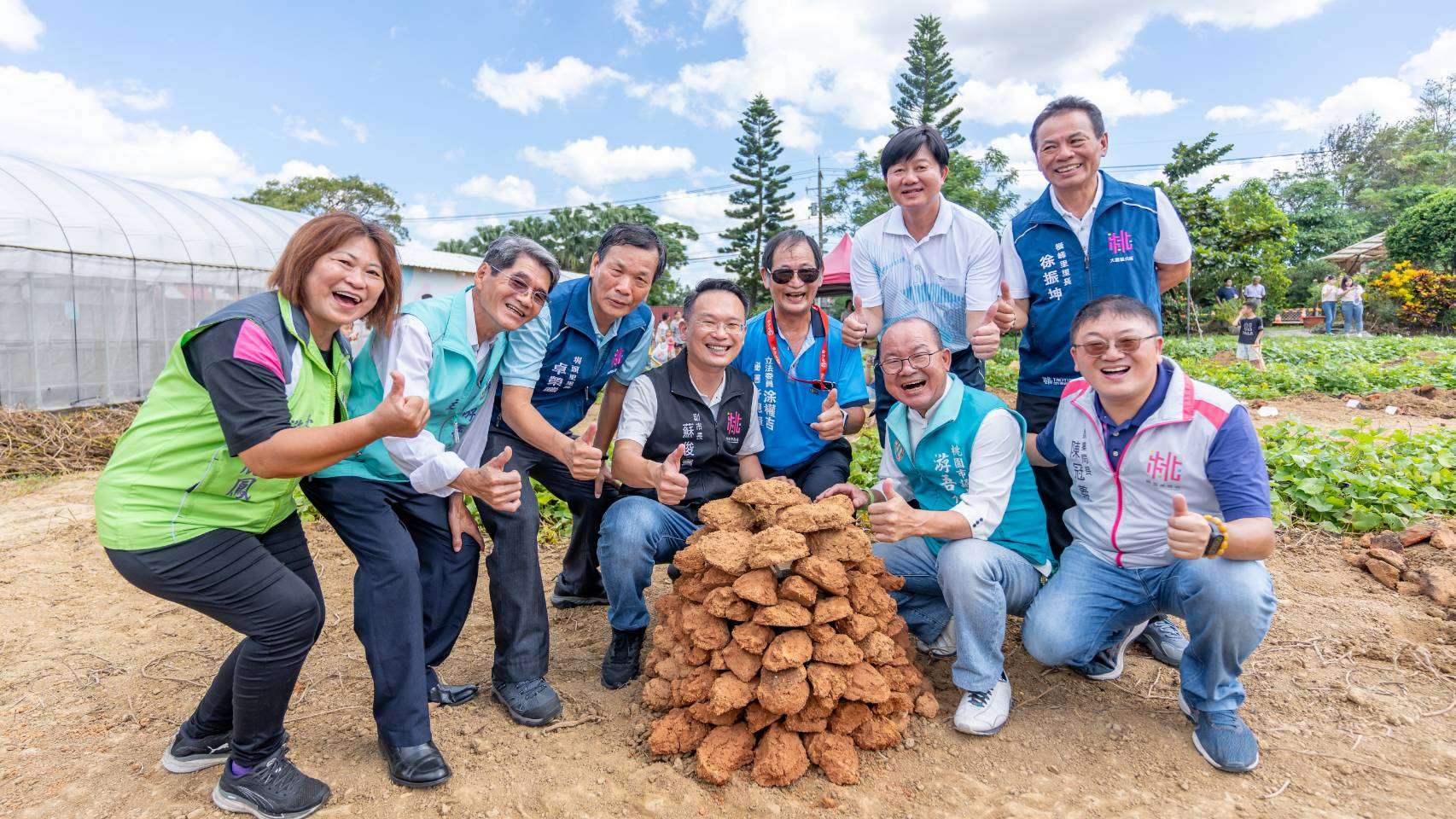 蘇俊賓體驗焢窯下田挖地瓜 力推大園甘藷獲網友熱烈反響 6d6154c4 d9b6 4f92 b04f 0dd3e52edbe2