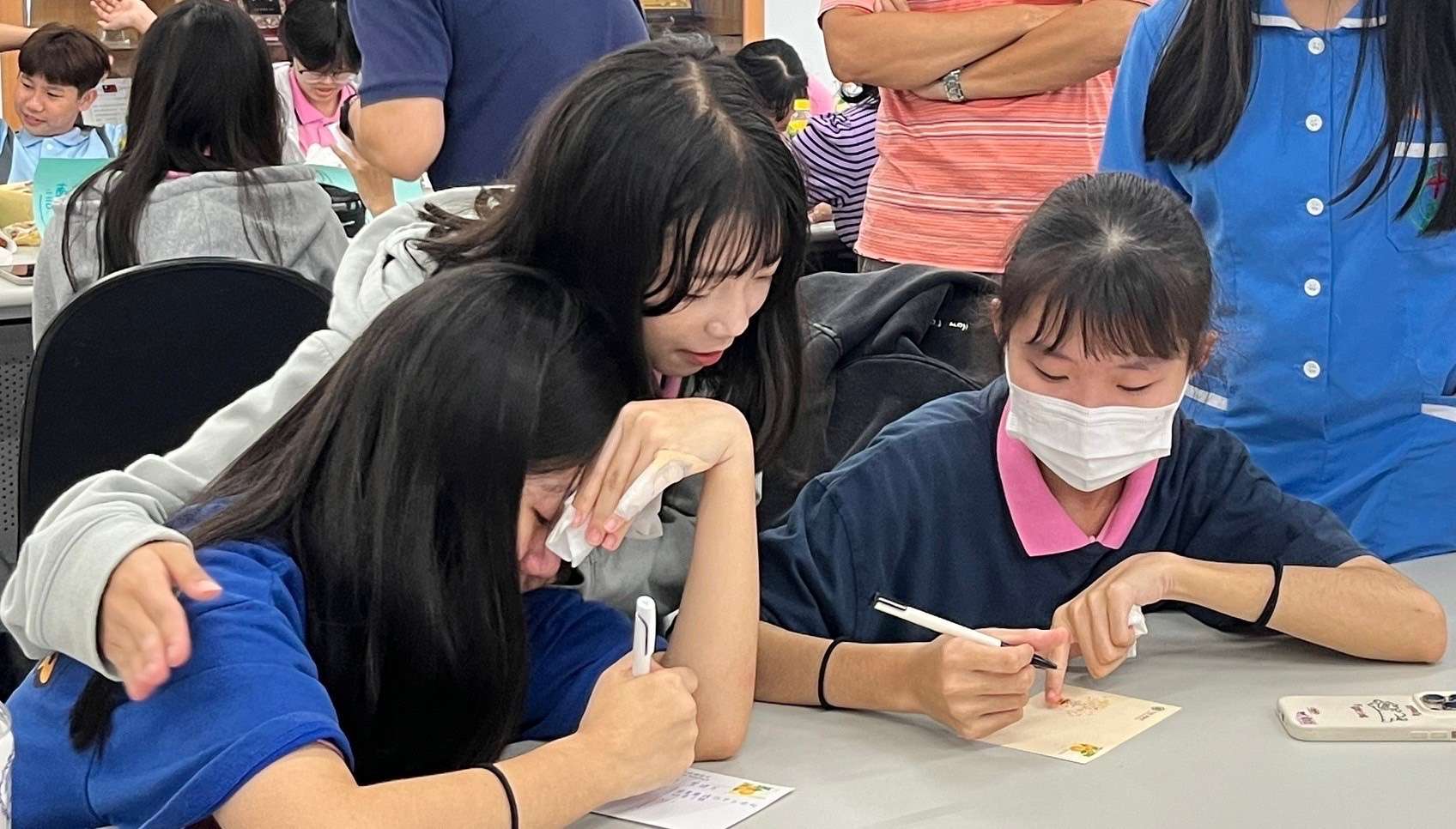 新生醫專辦理溫馨手寫明信片活動 學子親筆傳遞愛與思念 79845613