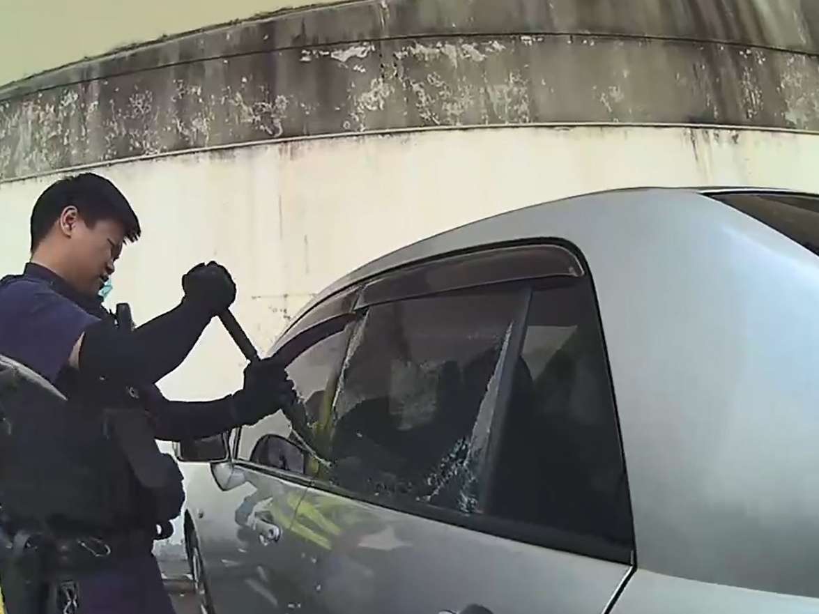 轎車自動上鎖1歲兒困車內 中壢警消緊急破窗救援 S 10149899 0