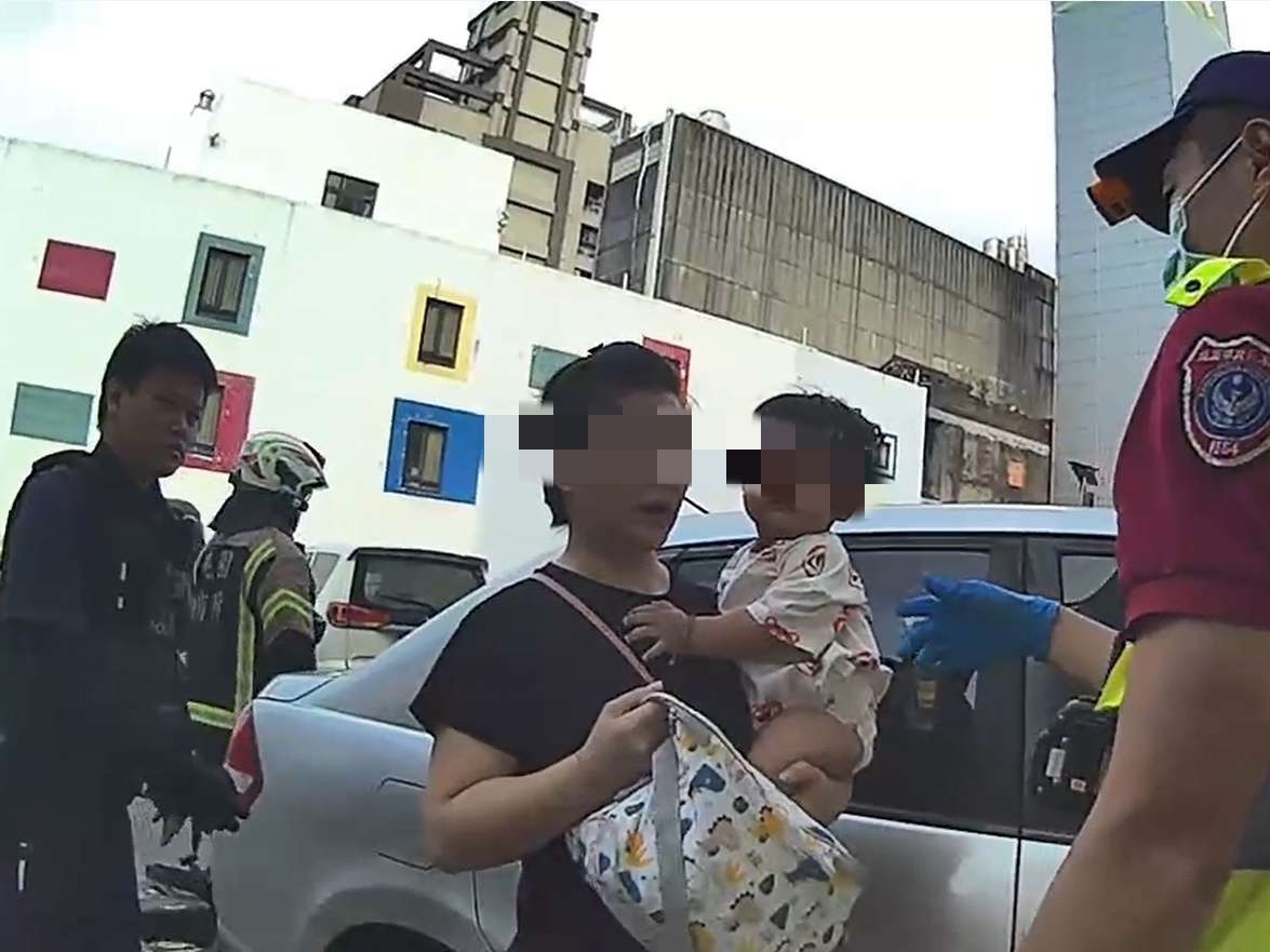 轎車自動上鎖1歲兒困車內 中壢警消緊急破窗救援 S 10149901 0