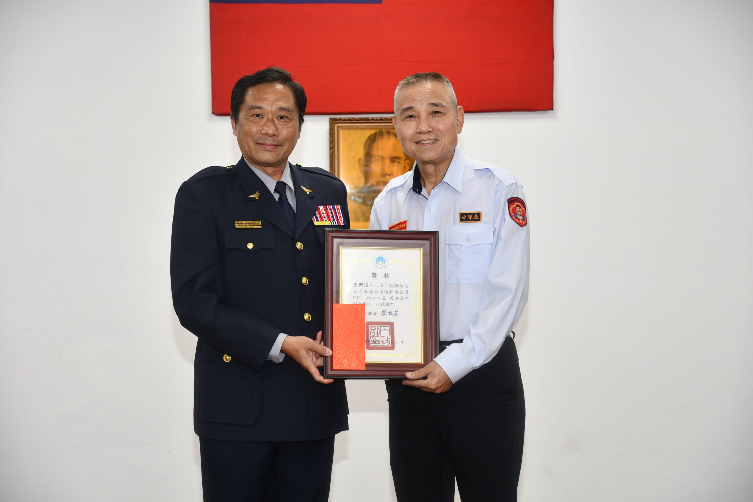 長年奉獻逾20年!中壢分局發禮券感謝52資深民防人員付出 S 10174587 0 scaled
