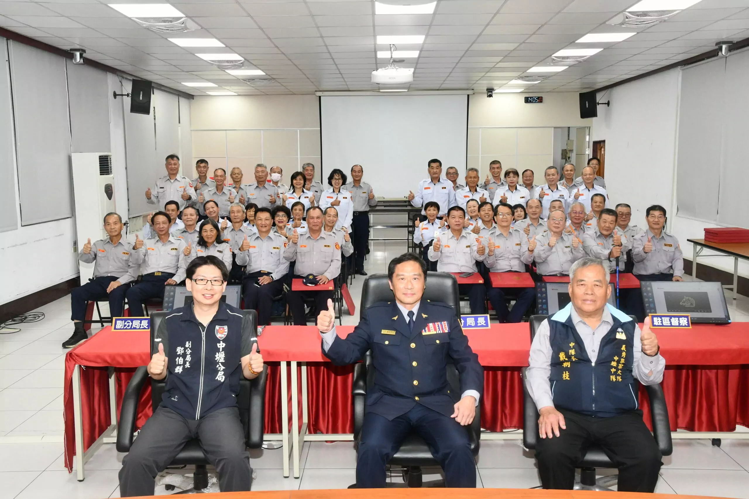 長年奉獻逾20年!中壢分局發禮券感謝52資深民防人員付出 S 10174589 0 scaled