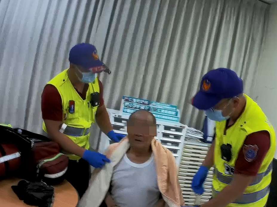 7旬翁雨中迷途摔傷 壢警及時伸援 S 10215476 0