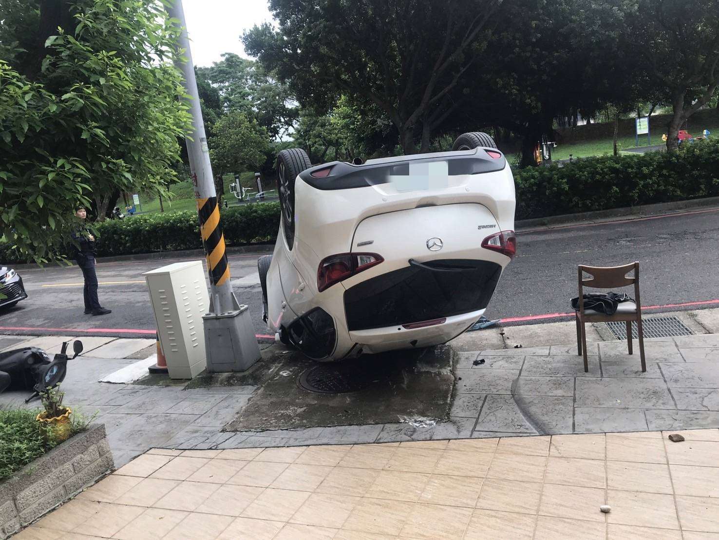 轎車路中突加速 衝撞路旁店家整輛「倒頭栽」 S 10330158 0