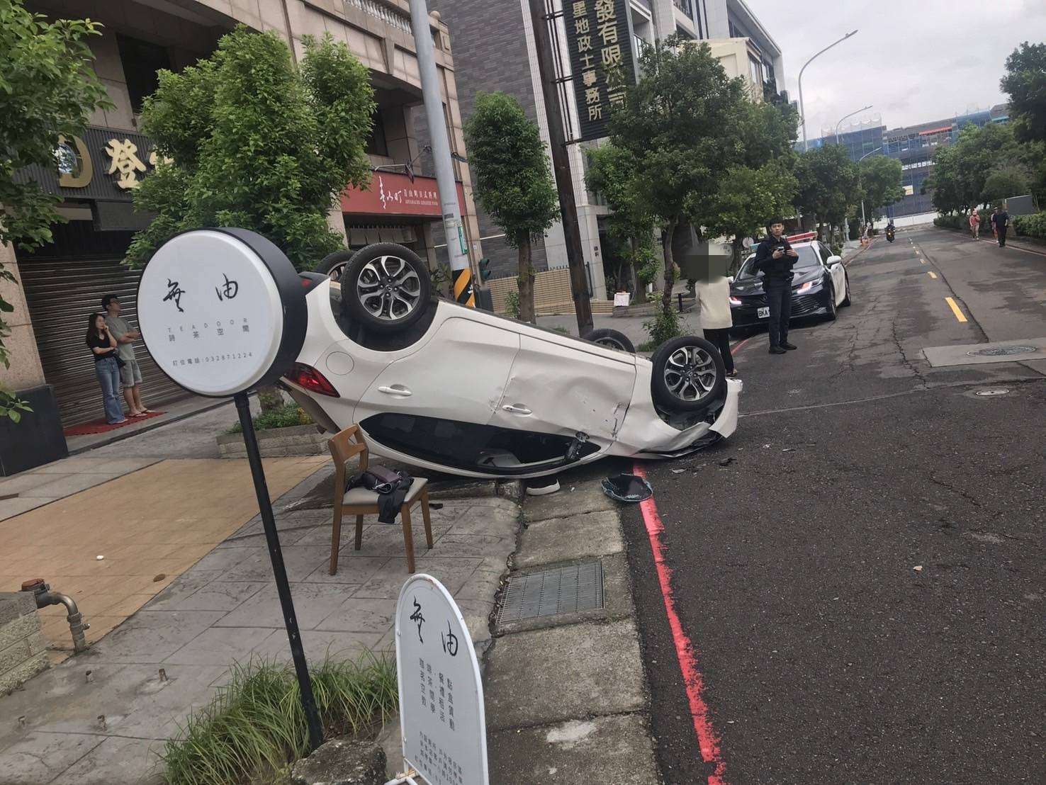 轎車路中突加速 衝撞路旁店家整輛「倒頭栽」 S 10330160 0