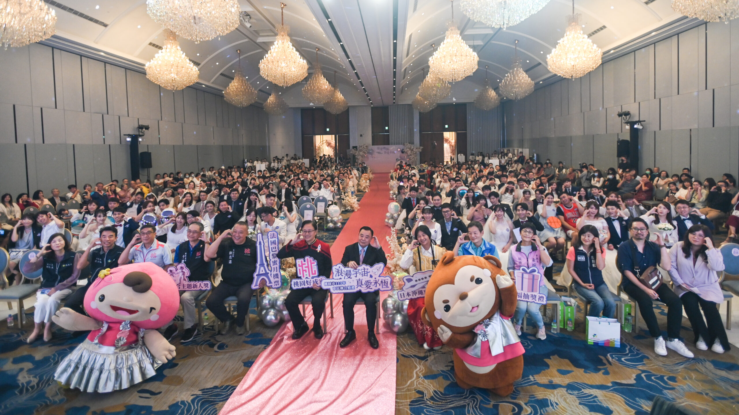 桃市聯合婚禮熱度不減 張善政化身「宇航員」為新人獻祝福 S 11575572 scaled