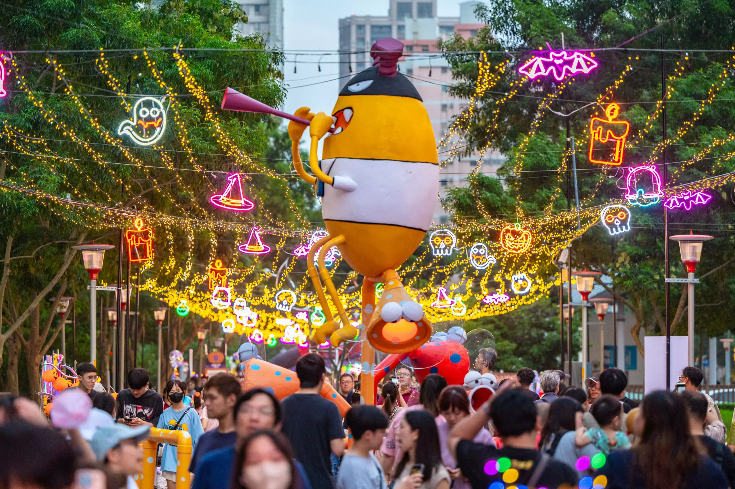 來當搗蛋鬼!桃園萬聖城藝文廣場熱鬧展開 市集、電音派對等你同樂 來當搗蛋鬼!桃園萬聖城藝文廣場熱鬧展開 市集、電音派對等你同樂