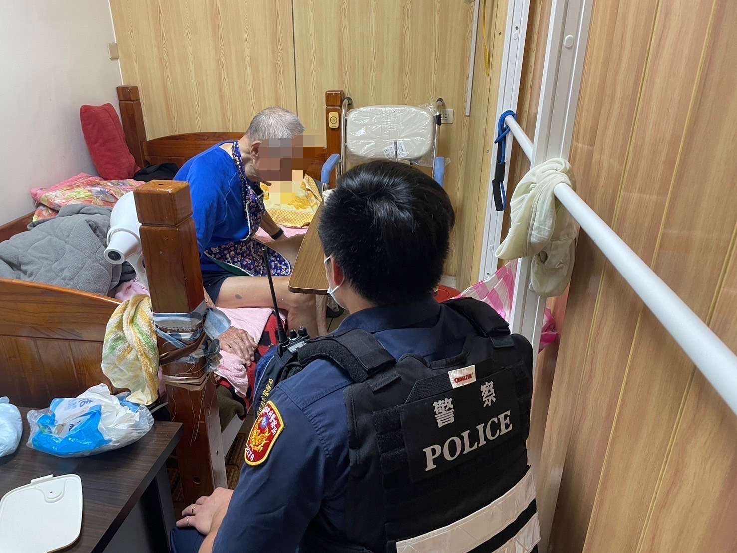 99歲老翁跌倒爬不起來 8旬妻子急向龍潭警求助 S 11674046 0