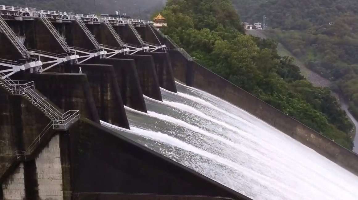 康芮挾豪雨 北水分署:石門水庫睽違2年開啟溢洪道洩洪 S 14860390