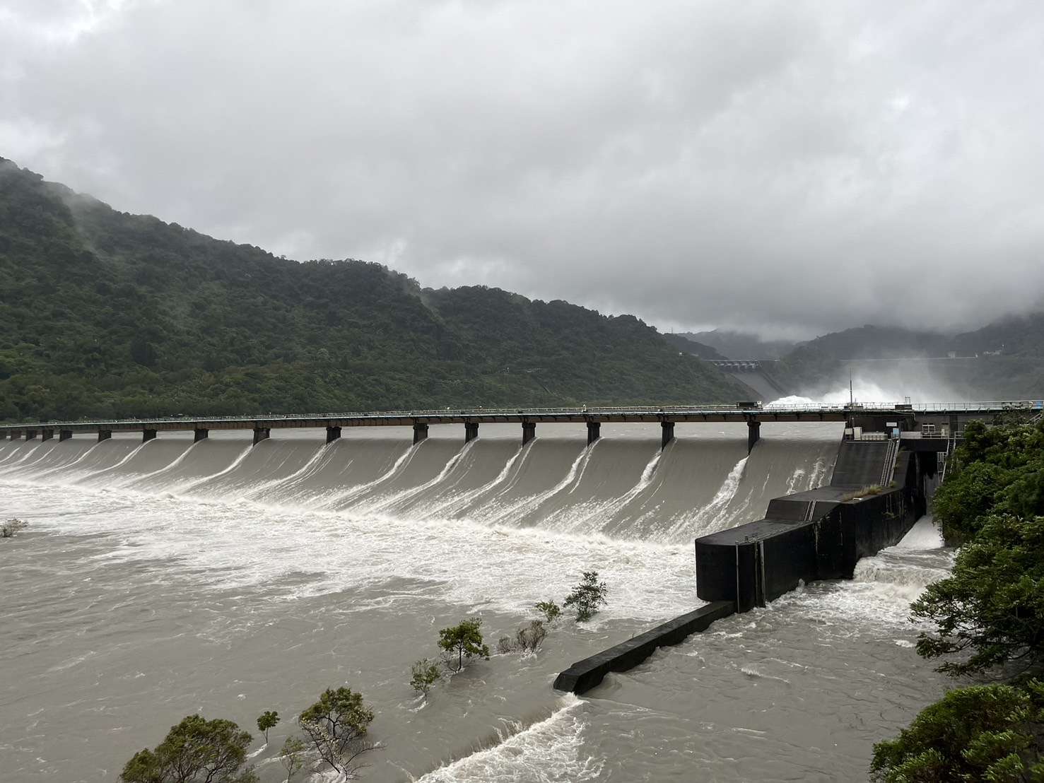 康芮挾豪雨 北水分署:石門水庫睽違2年開啟溢洪道洩洪 S 14860392