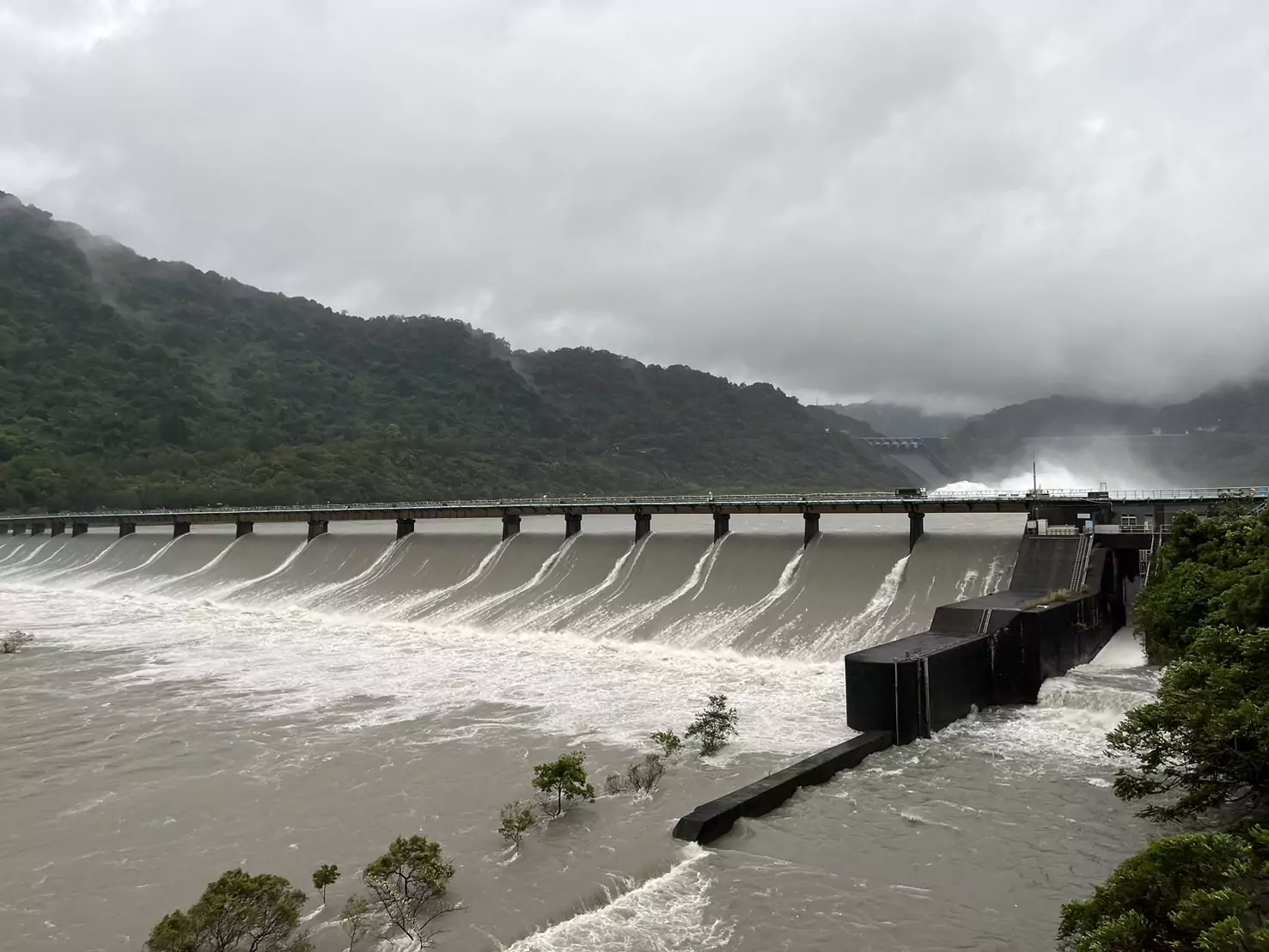 康芮挾豪雨 北水分署:石門水庫睽違2年開啟溢洪道洩洪 S 14860392