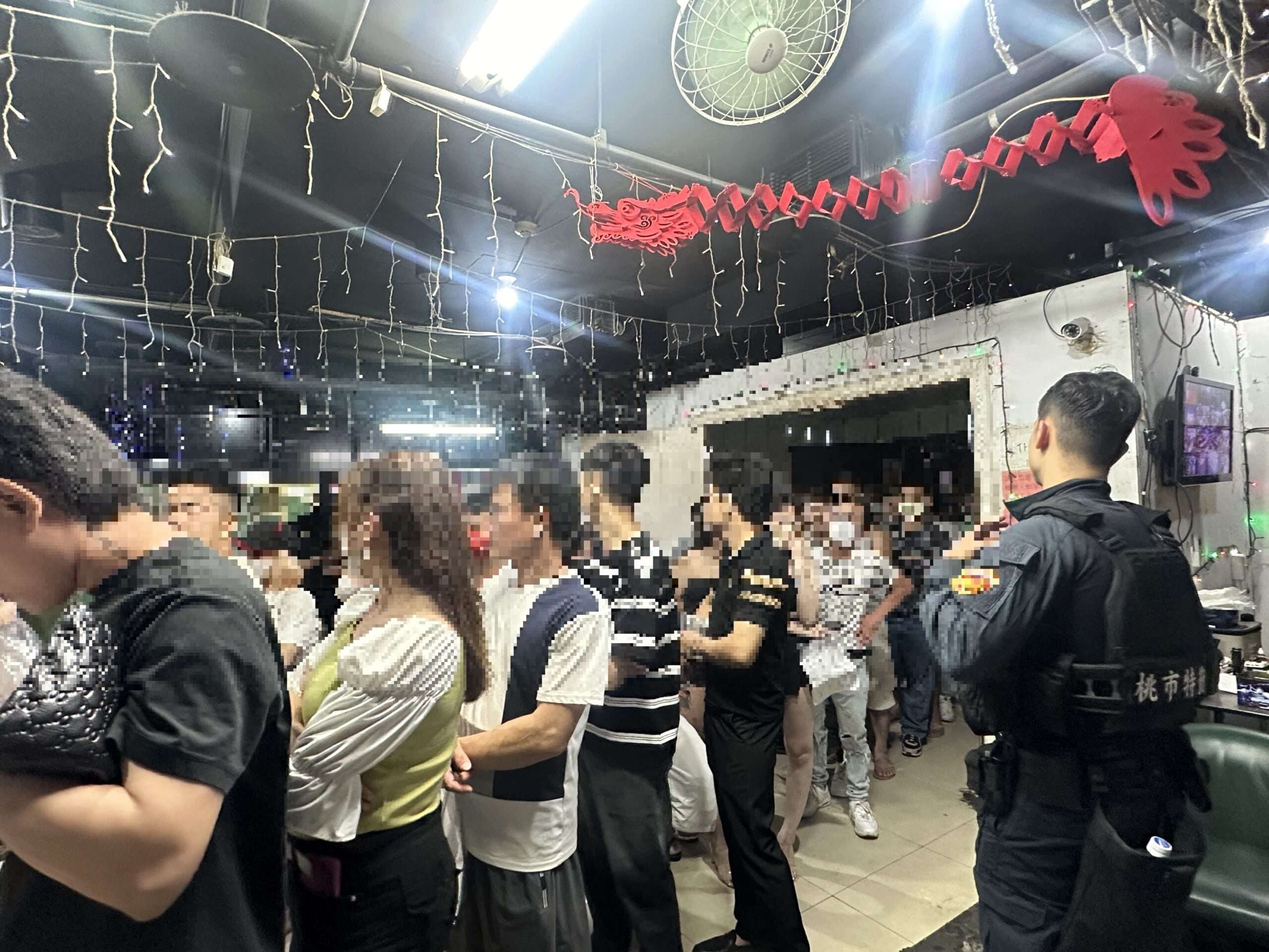 桃市移工舞廳又涉毒 天花板夾層、垃圾桶搜出近800包毒品 S 16654431 scaled