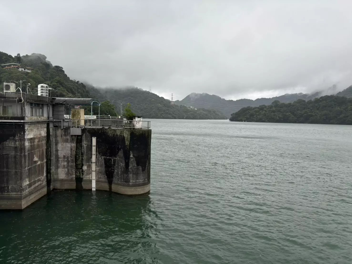 石門水庫滯洪空間夠、供水穩定 遭質疑「不敢放水」這樣回應 石門水庫滯洪空間夠、供水穩定 遭質疑「不敢放水」這樣回應