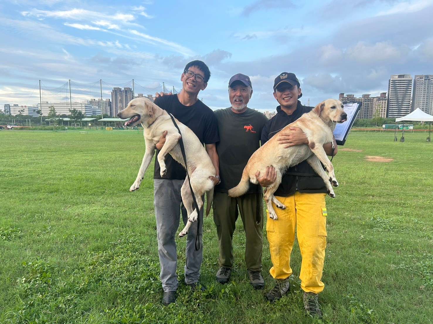【有片】桃園消防搜救犬再添新戰力 3「萌犬」全數通過獲IRO認證 S 2179080 0