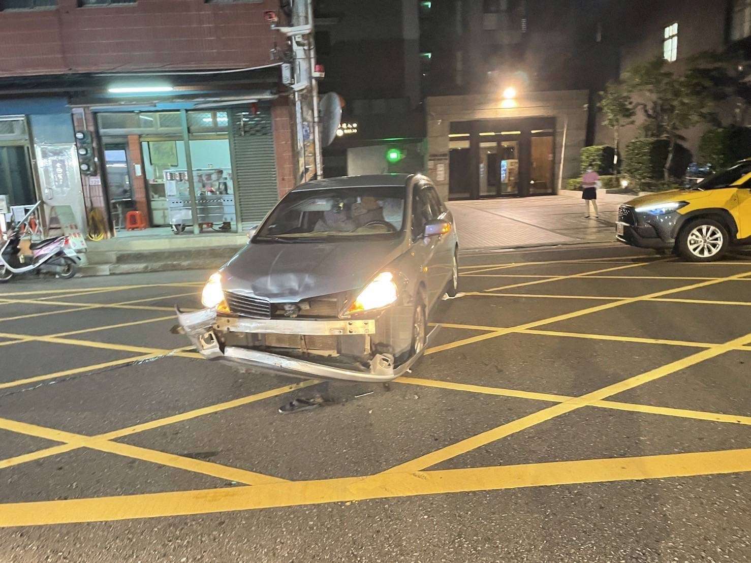 中壢轎車、重機路口猛撞 路旁民宅大門慘遭撞破 S 218686165 0