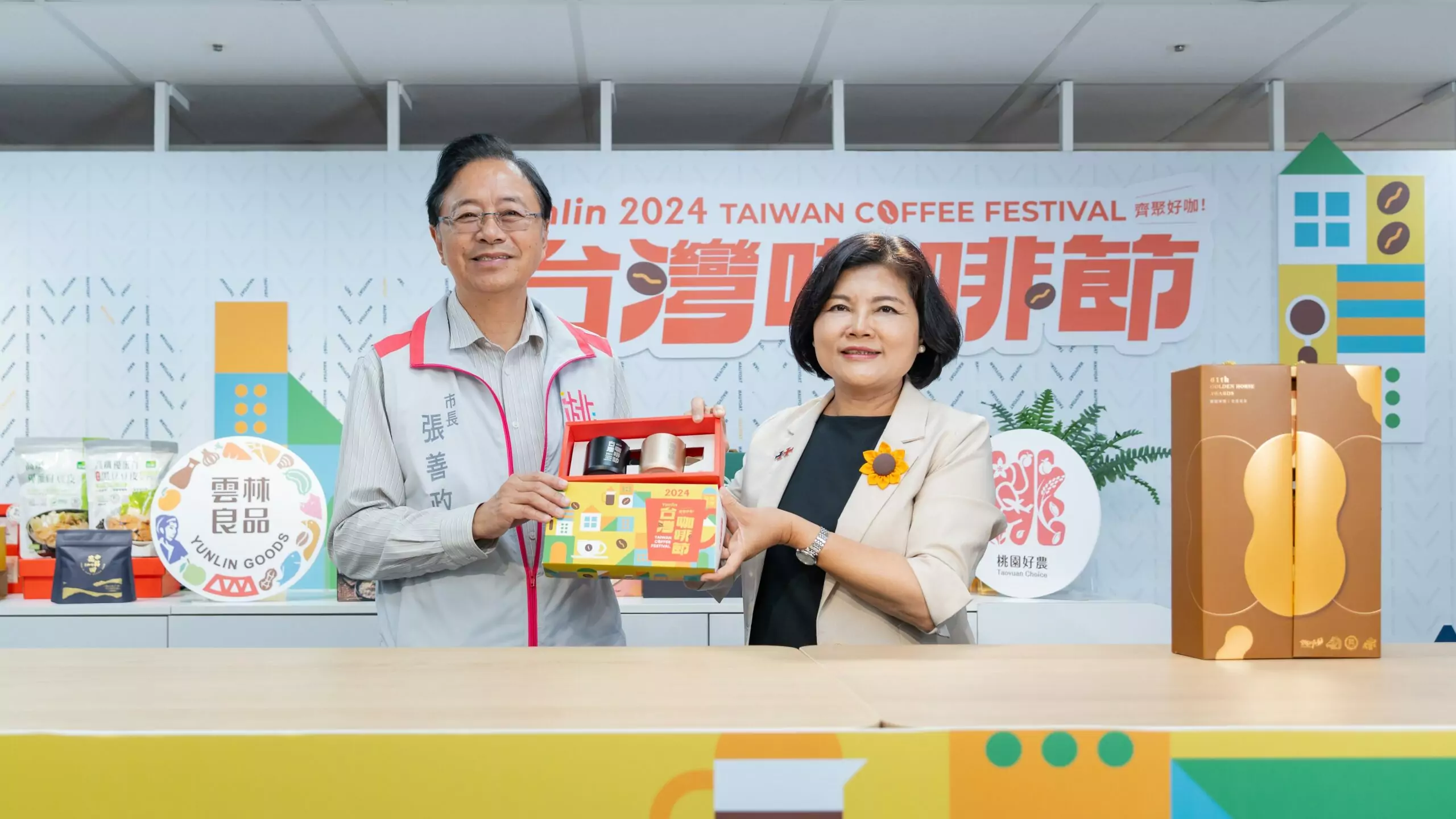 張善政、張麗善合體直播推好「咖」邀民眾品嘗在地風味 張善政、張麗善合體直播推好「咖」邀民眾品嘗在地風味