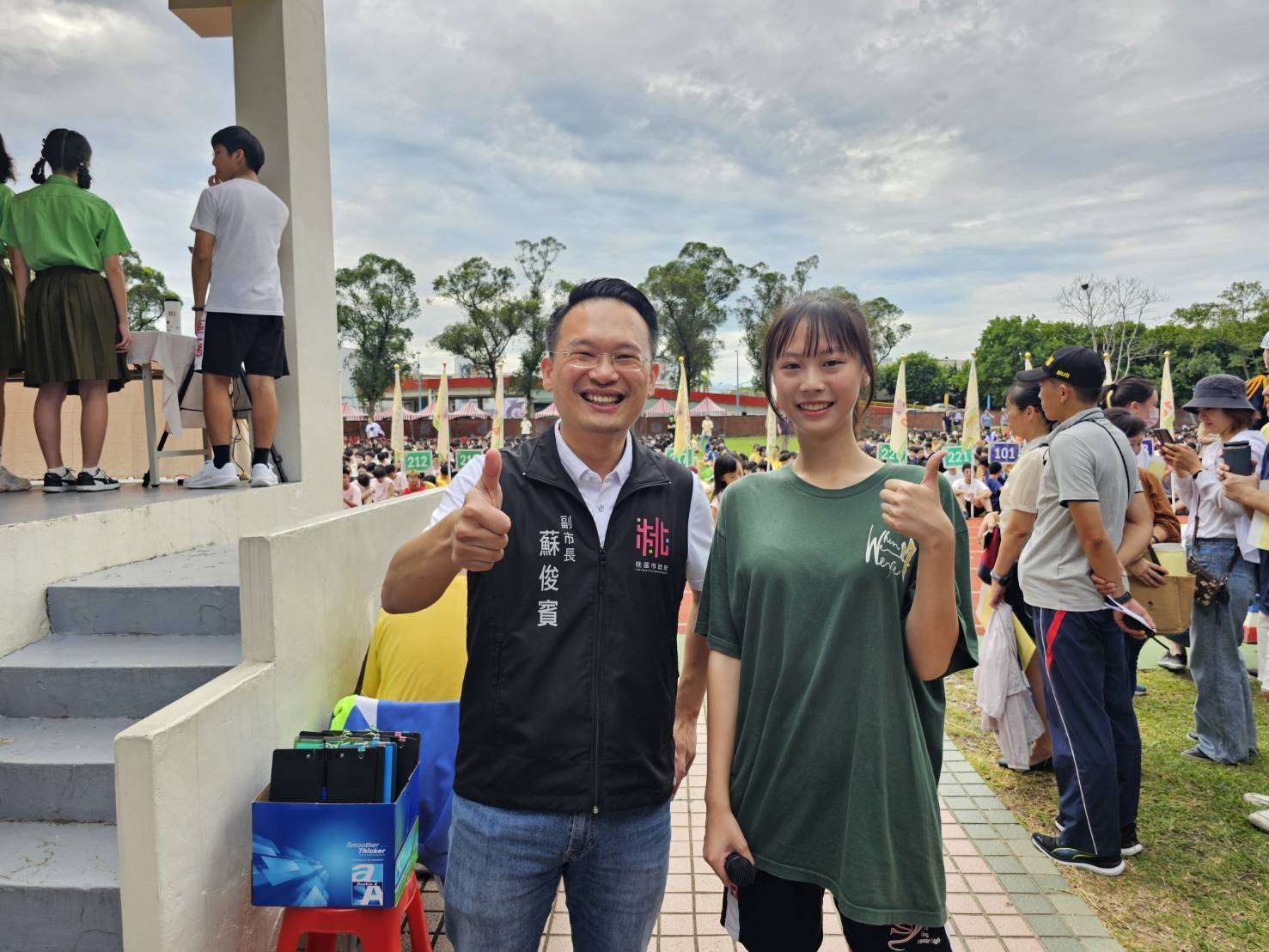 她刷新武陵高中運動會跳高成績紀錄 蘇俊賓加碼頒「副市長獎」 S 22356053 0