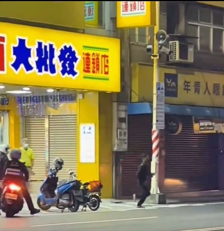 【有片】男子見警攔查心虛跳車逃 兩度腳軟跌倒仍遭逮 S 22552588 0