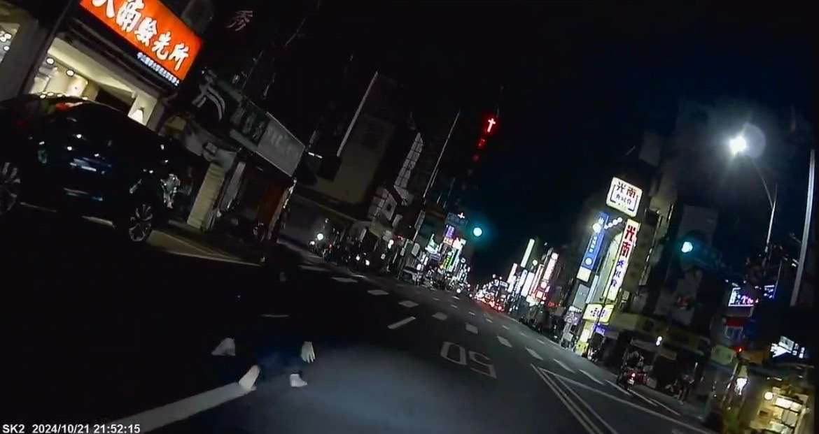【有片】男子見警攔查心虛跳車逃 兩度腳軟跌倒仍遭逮 S 22552590 0
