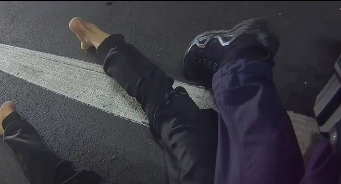 【有片】男子見警攔查心虛跳車逃 兩度腳軟跌倒仍遭逮 S 22552591 0