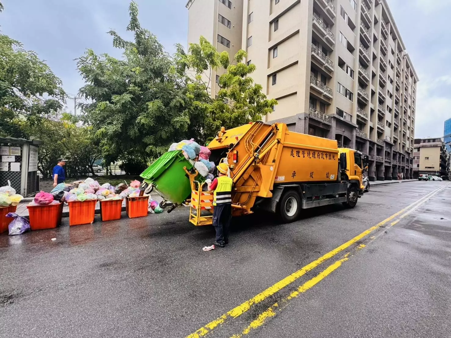 桃環局動員2900清潔隊員 颱風過後加班清運垃圾 S 33488906 0