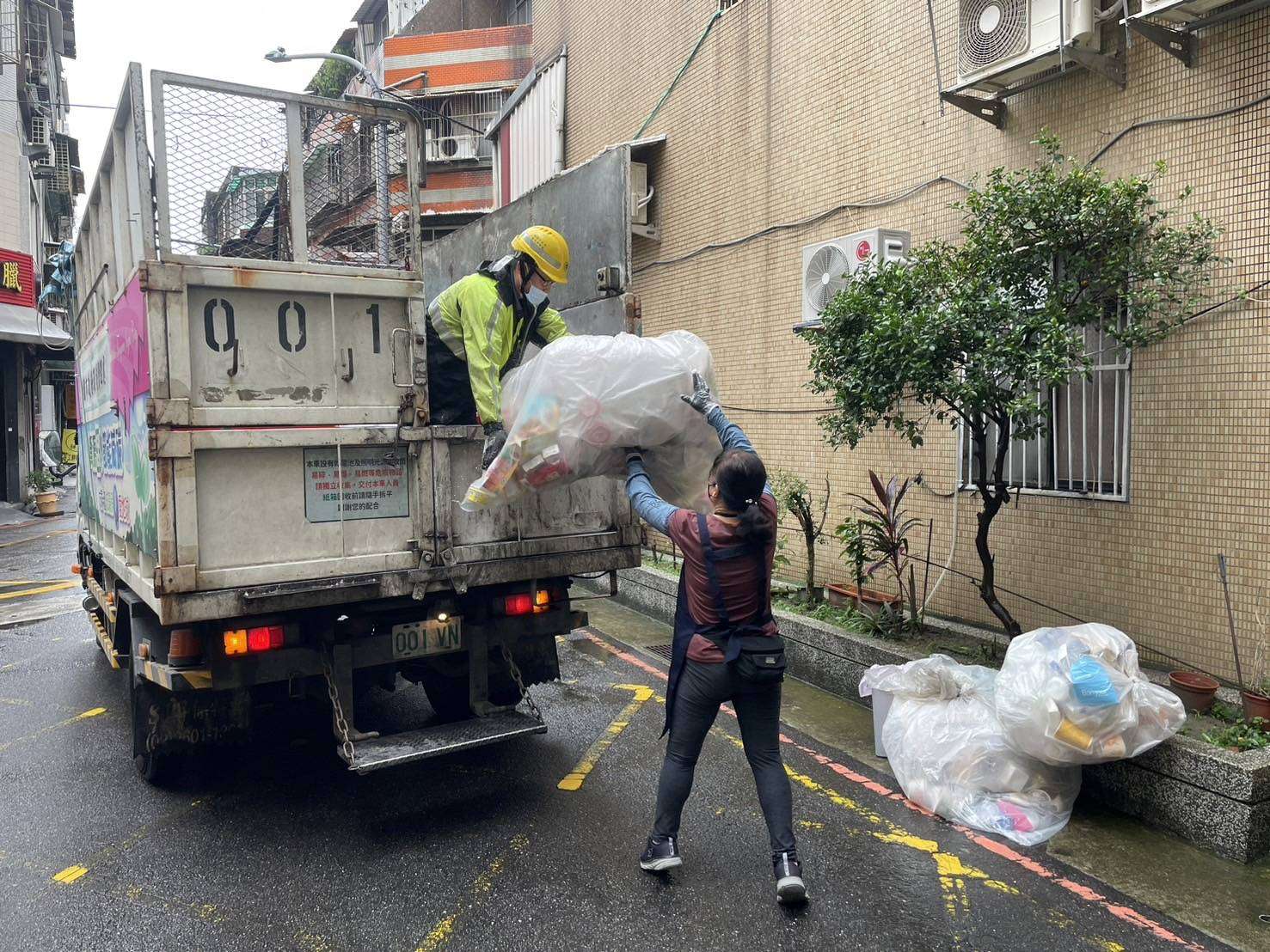 桃環局動員2900清潔隊員 颱風過後加班清運垃圾 S 33488908 0