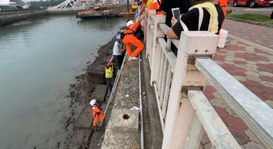 男釣魚受困漁港海堤下 海巡署北部分署、桃消即刻救援 S 33866031
