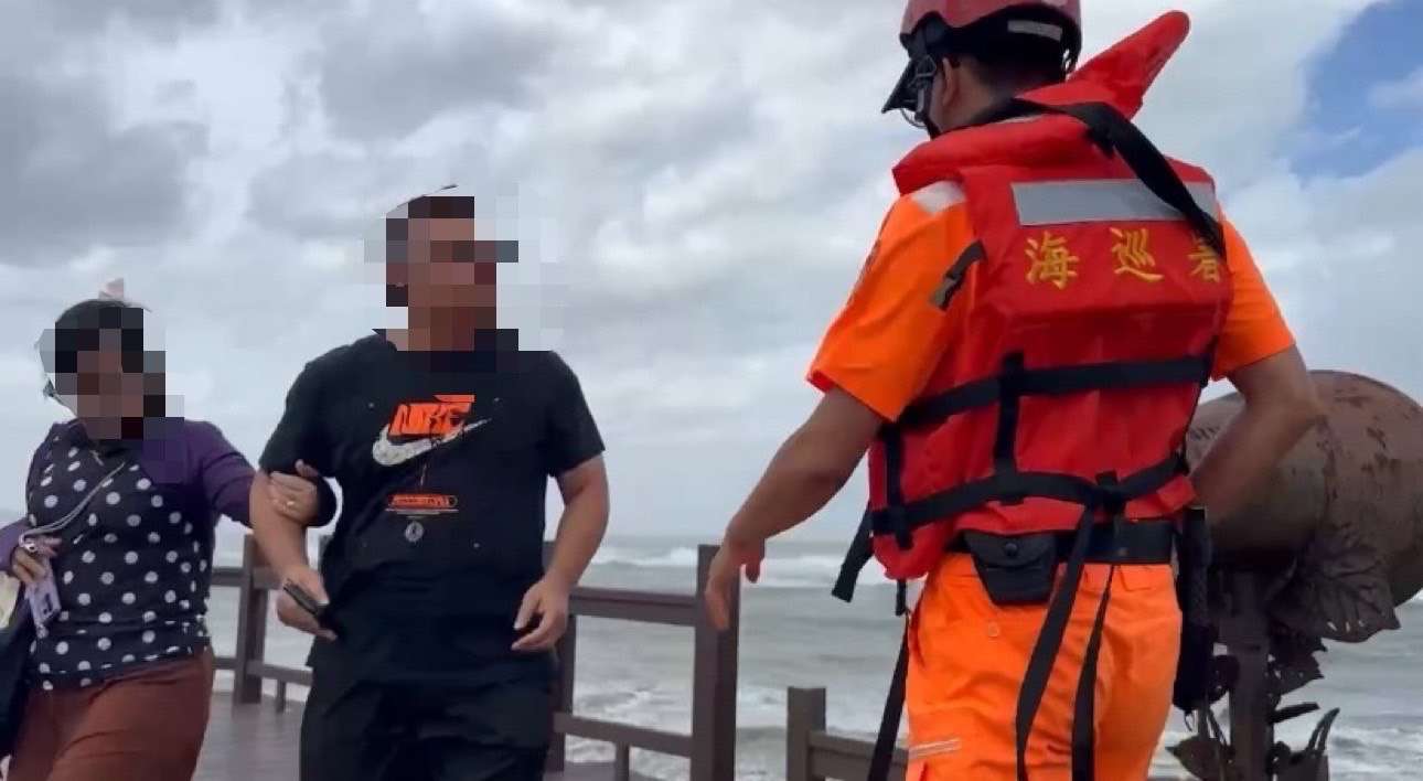 確保民眾生命財產安全 海巡署北部分署加強宣導勸離觀浪民眾 S 33882188 0