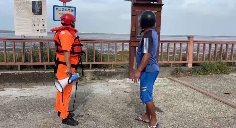 確保民眾生命財產安全 海巡署北部分署加強宣導勸離觀浪民眾 S 33882189 0