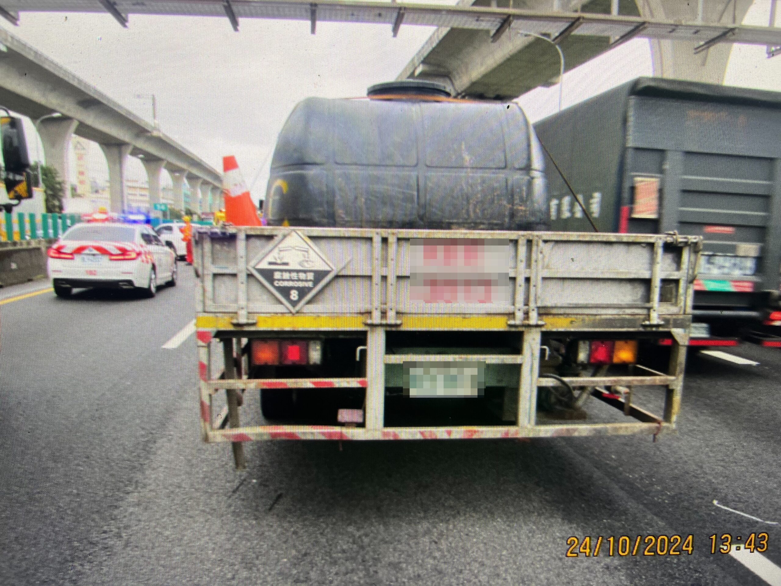 國1小客車猛撞大貨車 1人身體不適送醫 S 3784855 0 scaled