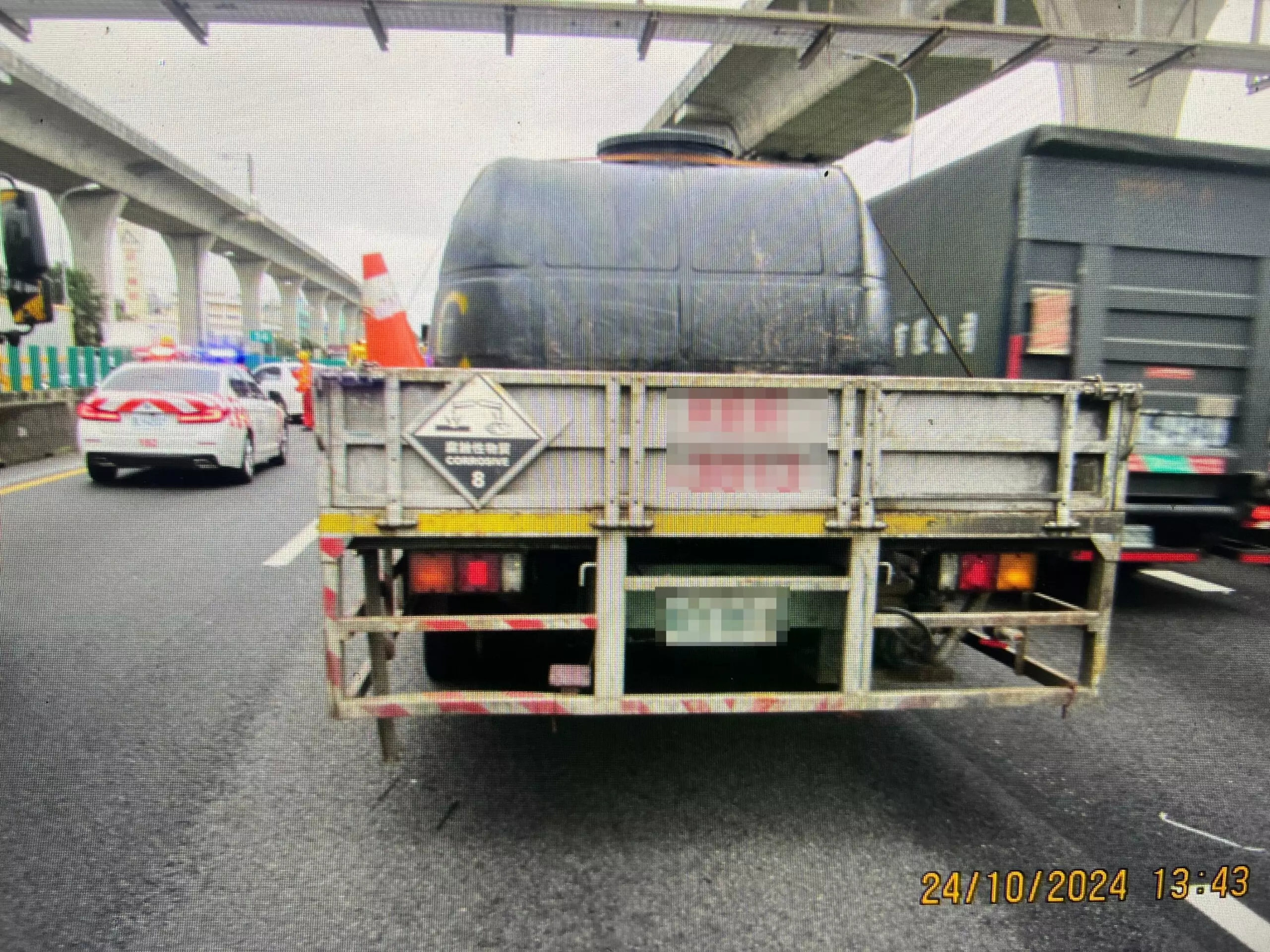 國1小客車猛撞大貨車 1人身體不適送醫 S 3784855 0 scaled