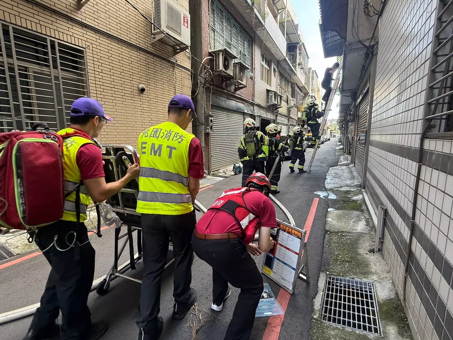 窄巷火警搶救不易 桃消龜山分隊靠它迅速掌握火場資訊 窄巷火警搶救不易 桃消龜山分隊靠它迅速掌握火場資訊