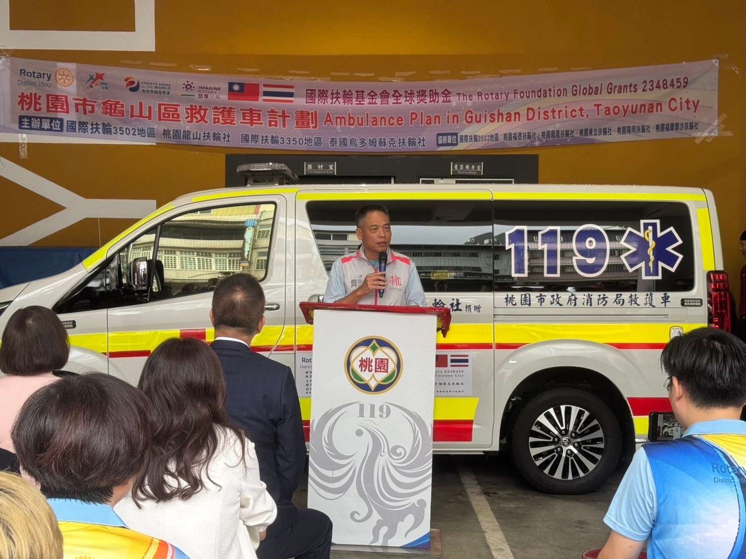 桃園龍山扶輪社送暖 贈桃消新式救護車 S 38117415 0